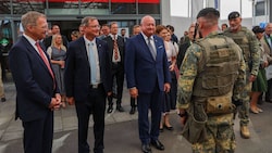 Tag 1 der Rieder Messer mit vielen Besuchern und viel Politik: Bundeskanzler Christian Stocker ...