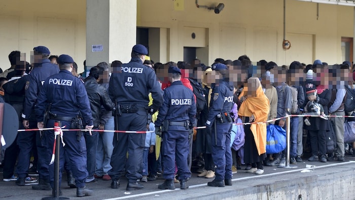 Flüchtlinge und Polizisten am 10. September 2015 am Westbahnhof in Wien