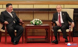 Nordkorea-Staatschef Kim Jong-un und der russische Präsident Wladimir Putin bei ihrem Treffen in ...