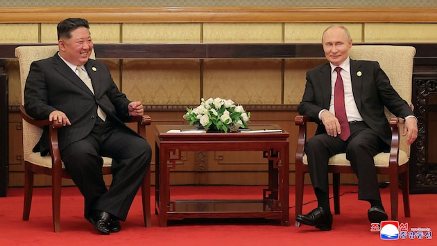 Nordkorea-Staatschef Kim Jong-un und der russische Präsident Wladimir Putin bei ihrem Treffen in ...