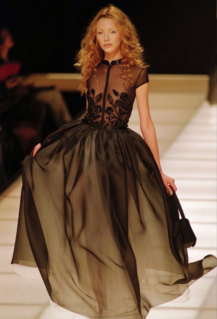 Ein wunderschönes schwarzes Abendkleid mit Perlen aus der Modekollektion von Giorgio Armani, die ...