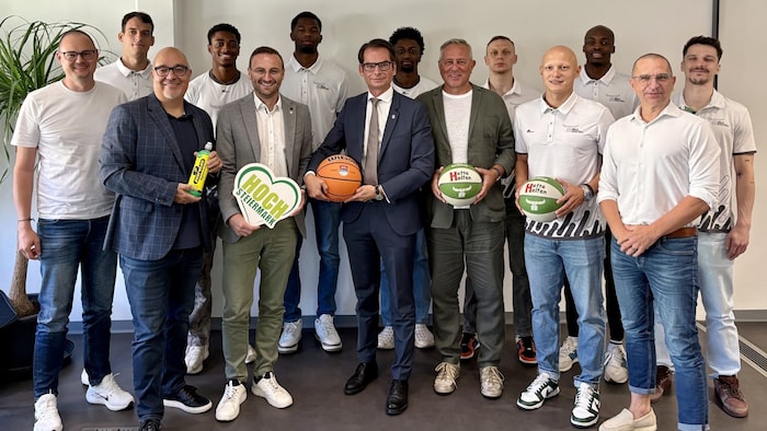 Bürgermeister Matthäus Bachernegg (Mi.), Bulls-Präsident Gernot Mach (v., 3. v. re.) oder auch ...