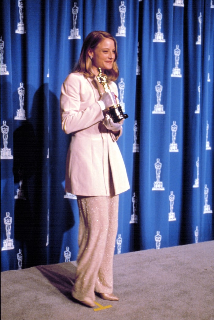 Jodie Foster 1992 mit ihrem Oscar in einem Hosenanzug von Armani