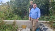 Stadtrat Thomas Haffer (ÖVP) bei den Sandsäcken, die den Wasserlauf absperren