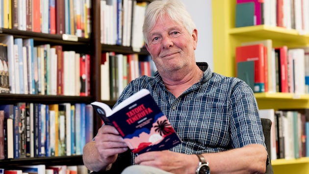 Kurt Berger mit seinem Werk in der Buchhandlung Schubert in St. Pölten.