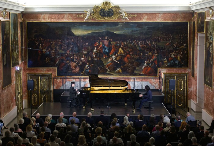 Dongping Wang aus China und Curtis Phill Hsu aus Taiwan spielen Gershwin.