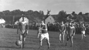 Der heutige Präsident und Top-Unternehmer Hans Thalermaier (M.) 1958 als Spieler von OÖ-Ligist ...
