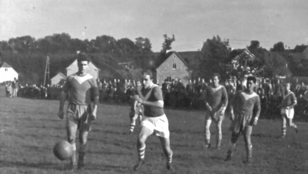 Der heutige Präsident und Top-Unternehmer Hans Thalermaier (M.) 1958 als Spieler von OÖ-Ligist ...