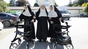 Die Ordensschwestern Regina, Rita und Bernadette beim Verlassen des Altersheims 