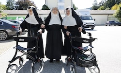 Die Ordensschwestern Regina, Rita und Bernadette beim Verlassen des Altersheims 