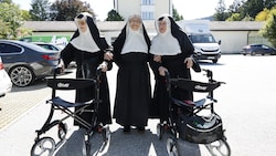 Die Ordensschwestern Regina, Rita und Bernadette beim Verlassen des Altersheims 
