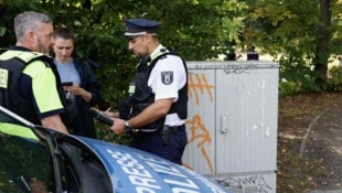 In Berlin ist am Donnerstag ein Auto in eine Menschengruppe gefahren. Vier Menschen wurden dabei ...