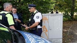 In Berlin ist am Donnerstag ein Auto in eine Menschengruppe gefahren. Vier Menschen wurden dabei ...