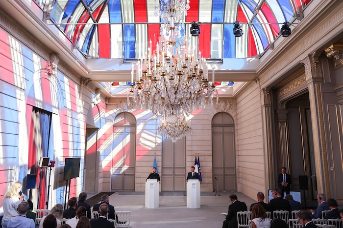 Selenskyj und Macron bei der Pressekonferenz in Paris