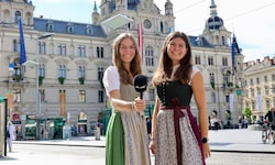 Die „Krone“-Redakteurinnen Michaela Holzinger (links) und Fanny Gasser
