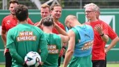 Trainer Stöger (re.) muss alle Rapid-Spieler bei Laune halten.