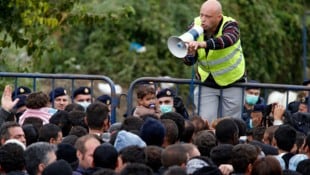 Jahr 2015: In der serbisch-kroatischen Grenzstadt Berkasovo wird eine Ansprache an Flüchtlinge ...