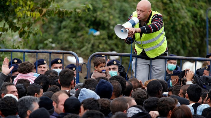 Jahr 2015: In der serbisch-kroatischen Grenzstadt Berkasovo wird eine Ansprache an Flüchtlinge ...