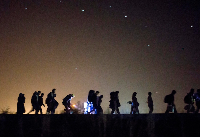 Nach der Grenzöffnung machten sich tausende Flüchtlinge zu Fuß, per Bus oder Bahn aus Ungarn ...