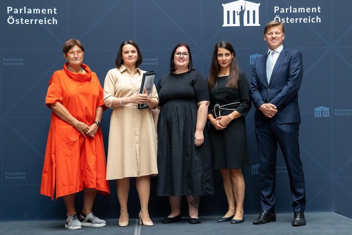 Petra Bayr (SPÖ), Swetlana Tichanowskaja, Carina Reiter (ÖVP), Meri Disoski (Grüne) und Veit ...