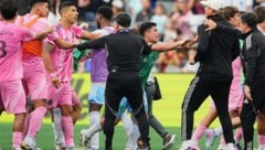 Luis Suárez (3. von li.) sorgte wieder einmal für Schlagzeilen.