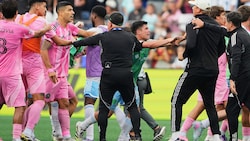 Luis Suárez (3. von li.) sorgte wieder einmal für Schlagzeilen.