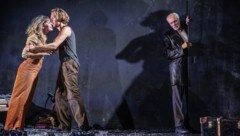 Günter Franzmeier (re.) überzeugt als in sich ruhender Parteichef Hoederer, Johanna Mahaffy ...