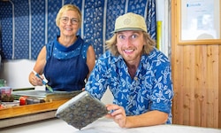 Felix Wagner und Mutter Maria arbeiten derzeit im Betrieb und erhalten das Handwerk des ...