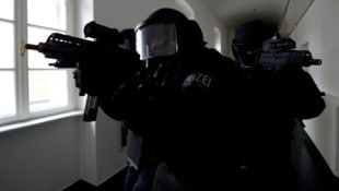 Beim Einsatz im Mühlviertel soll es zumindest zu einem Schuss gekommen sein. (Symbolbild)