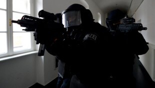 Beim Einsatz im Mühlviertel soll es zumindest zu einem Schuss gekommen sein. (Symbolbild)