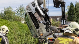 Der Lenker wurde aus dem Fahrzeug befreit und ins Landeskrankenhaus Feldkirch gebracht. 