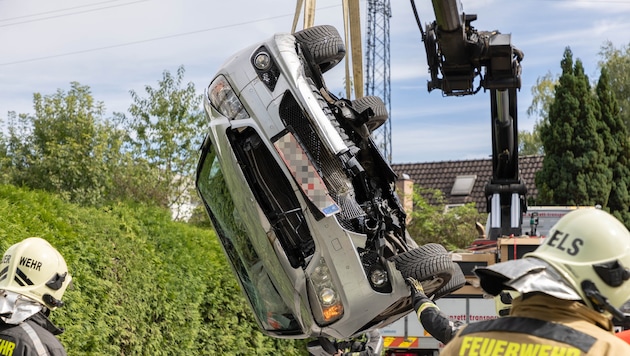 Der Lenker wurde aus dem Fahrzeug befreit und ins Landeskrankenhaus Feldkirch gebracht.