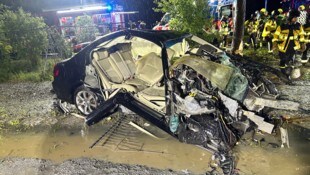 Das Unfallwrack in Liechtenstein – auch österreichische Rotkreuz-Kollegen waren am Einsatz ...