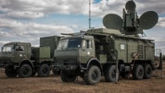 Russlands Krasukha-4-System für die elektronische Kriegsführung besteht aus einem Störsender- ...