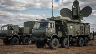 Russlands Krasukha-4-System für die elektronische Kriegsführung besteht aus einem Störsender- ...