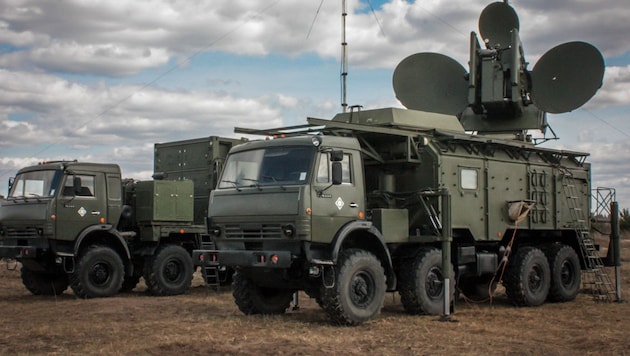 Russlands Krasukha-4-System für die elektronische Kriegsführung besteht aus einem Störsender- ...