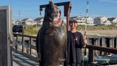 Jackson Denio holte beim Angeln einen 80 Kilogramm schweren Heilbutt aus dem Wasser.