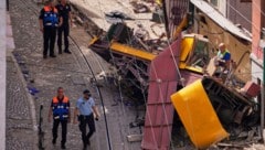 Die Seilbahn entgleiste am Mittwochabend und krachte mit hoher Geschwindigkeit in ein Gebäude.