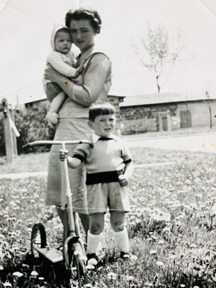 Reinhard Waldenberger mit seiner Cousine Gitta und seiner Schwester Traudi.