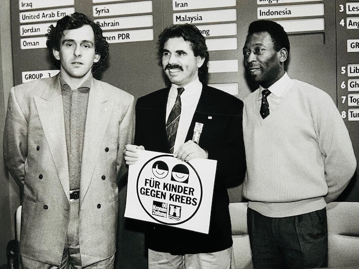 Waldenberger mit dreifachem Ballon d´Or-Sieger Michel Platini (li.) und Jahrhundert-Kicker Pelé ...