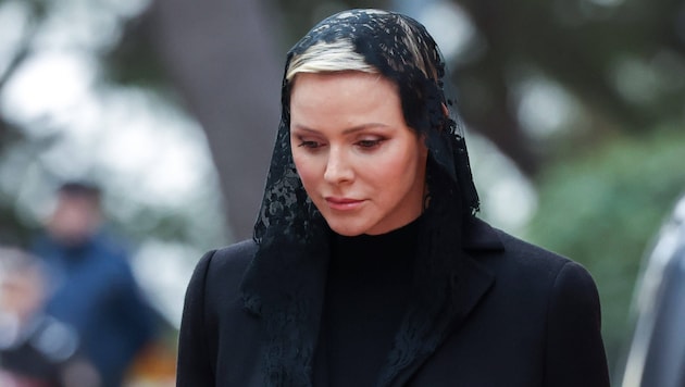 Fürstin Charlene verband eine lange Freundschaft mit dem Modedesigner. Nun nahm sie mit einer ...