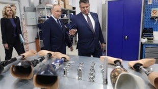 Russlands Präsident Wladimir Putin beim Besuch eines Prothesen- und Rehazentrums für verwundete ...