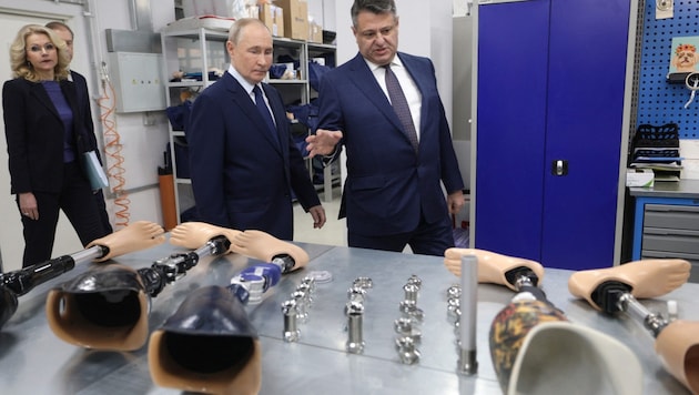 Russlands Präsident Wladimir Putin beim Besuch eines Prothesen- und Rehazentrums für verwundete ...