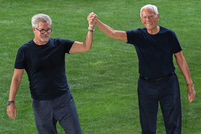 Giorgio Armani (rechts) und sein langjähriger Mitarbeiter Leo Dell‘Orco bedanken sich für den ...