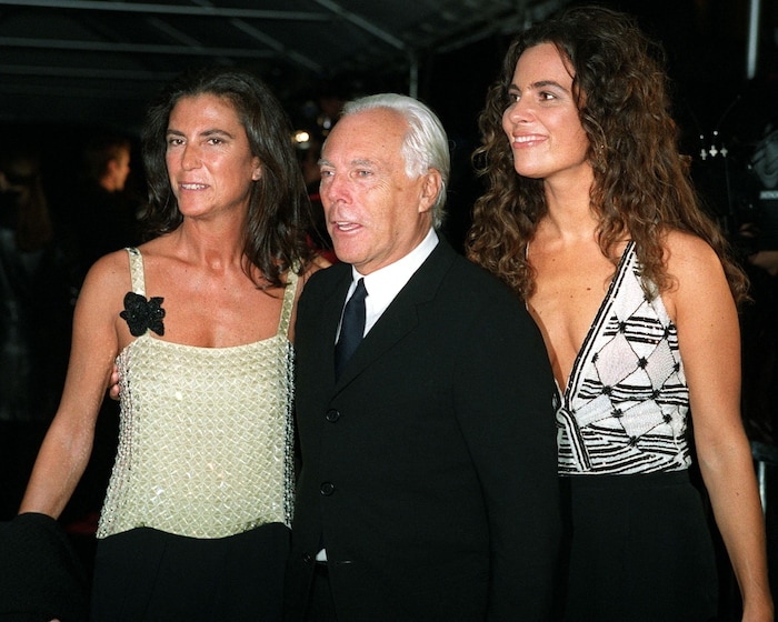 Der Modedesigner Giorgio Armani (Mitte) kommt mit seinen Nichten Silvana Armani (links) und ...