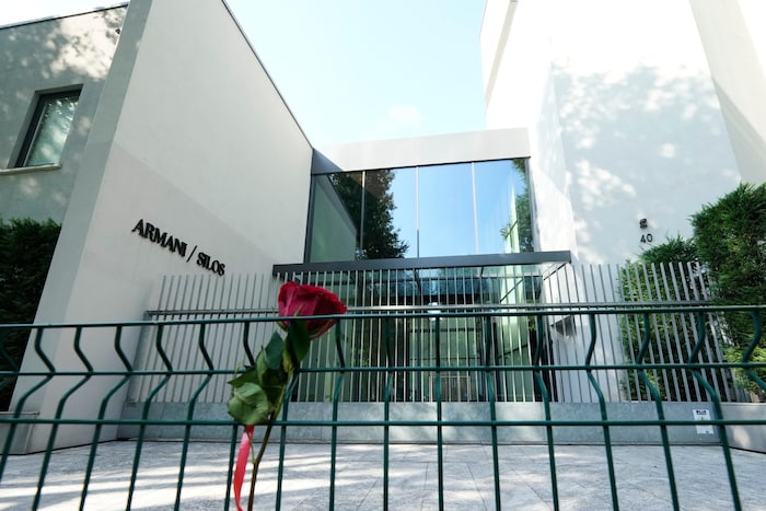 Stilvoll und bedeutsam: Eine einzelne rote Rose erinnert vor dem Silos-Museum in Mailand an den ...