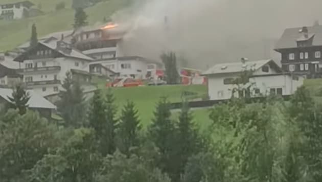 Feuerwehren aus Vorarlberg und dem Allgäu rückten an, um die Flammen unter Kontrolle zu bringen.