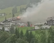 Feuerwehren aus Vorarlberg und dem Allgäu rückten an, um die Flammen unter Kontrolle zu ...