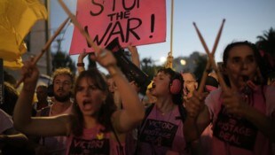 Menschen nahmen am Mittwoch in Jerusalem an einem Protest teil, bei dem die sofortige ...