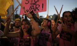 Menschen nahmen am Mittwoch in Jerusalem an einem Protest teil, bei dem die sofortige ...